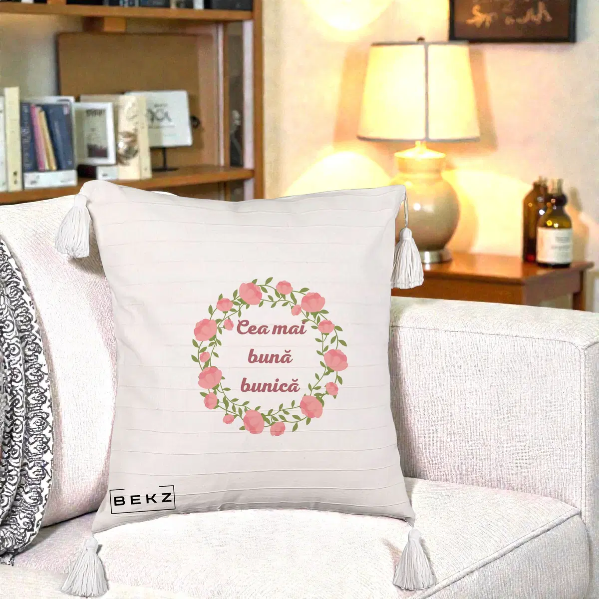 Perna Decorativa Cea Mai Buna Bunica Coronita Trandafiri Roz Clasic, 40x40 cm, Bej cu Franjuri, Husa Detasabila, Perna, BEKZ®