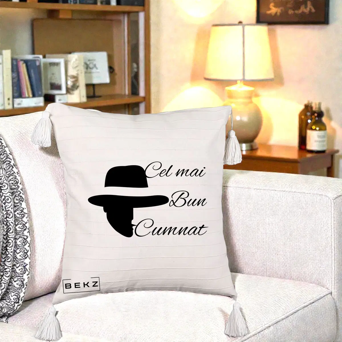Perna Decorativa Cel mai Bun Cumnat cu Silueta Palarie pe Fond bej, 40x40 cm, Bej cu Franjuri, Husa Detasabila, Perna, BEKZ®