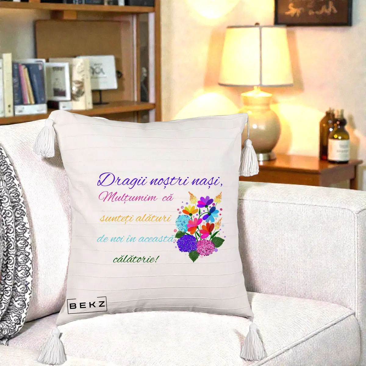 Perna Decorativa Dragii Nostri Nasi Multumim cu Flori Multicolore Colorat, 40x40 cm, Bej cu Franjuri, Husa Detasabila, Perna, BEKZ®