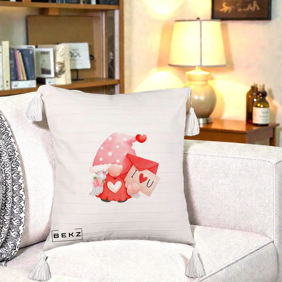 Perna Decorativa I Love You Gnome Valentine cu Scrisoare, 40x40 cm, Bej cu Franjuri, Husa Detasabila, Perna, BEKZ®