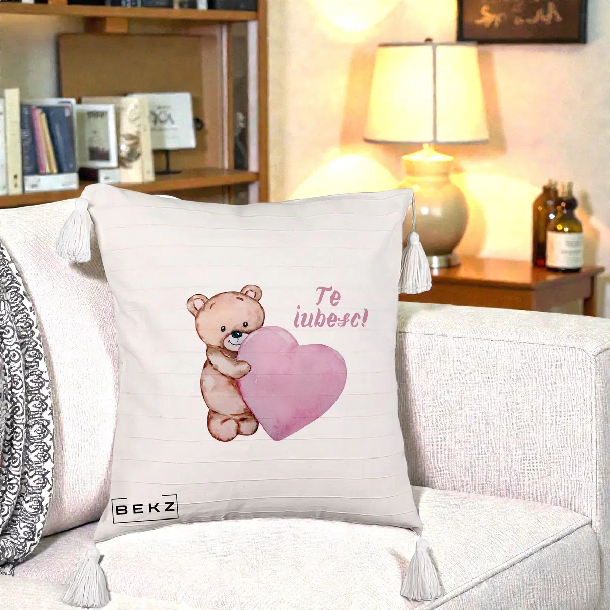 Perna Decorativa Te Iubesc Ursulet cu Inima Roz Acuarela, 40x40 cm, Bej cu Franjuri, Husa Detasabila, Perna, BEKZ®