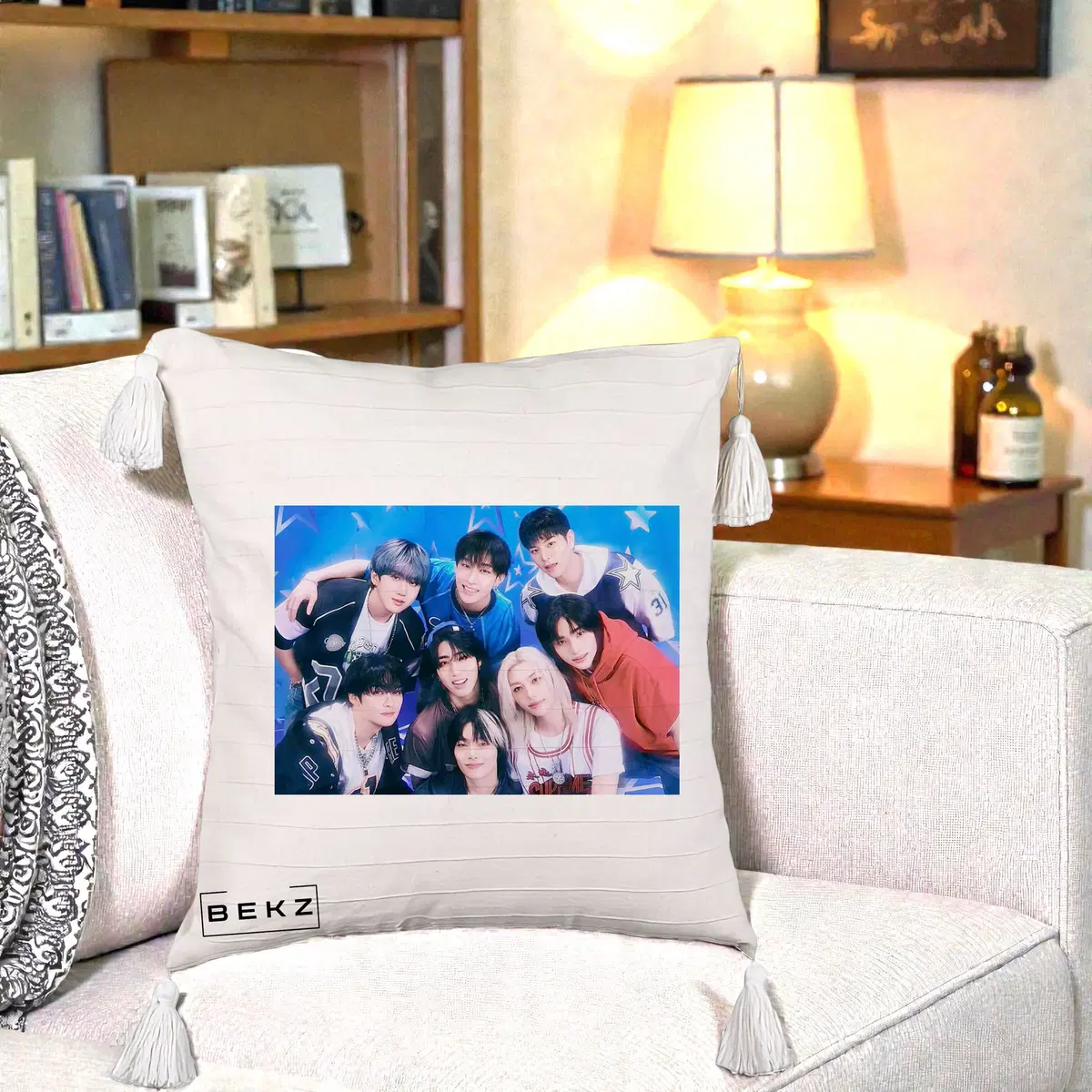 Perna Decorativa K-Pop Grup Foto pe Fond Albastru cu Stele, 40x40 cm, Bej cu Franjuri, Husa Detasabila, Perna, BEKZ®