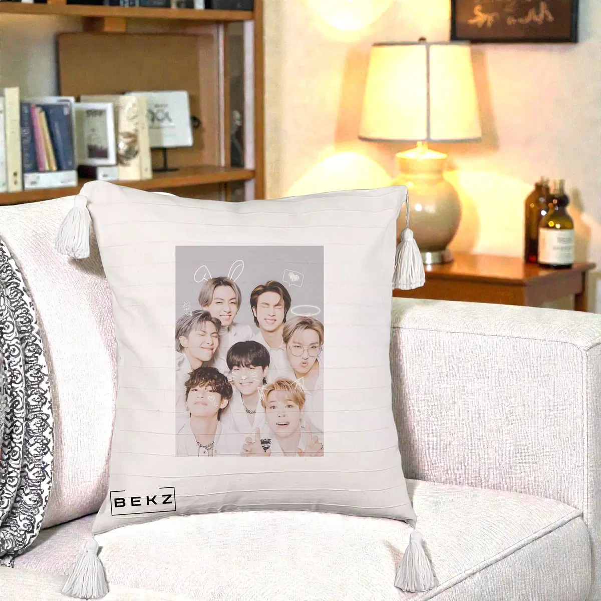 Perna Decorativa BTS Foto Grup Cute cu Animatii si 7 Membrii, 40x40 cm, Bej cu Franjuri, Husa Detasabila, Perna, BEKZ®