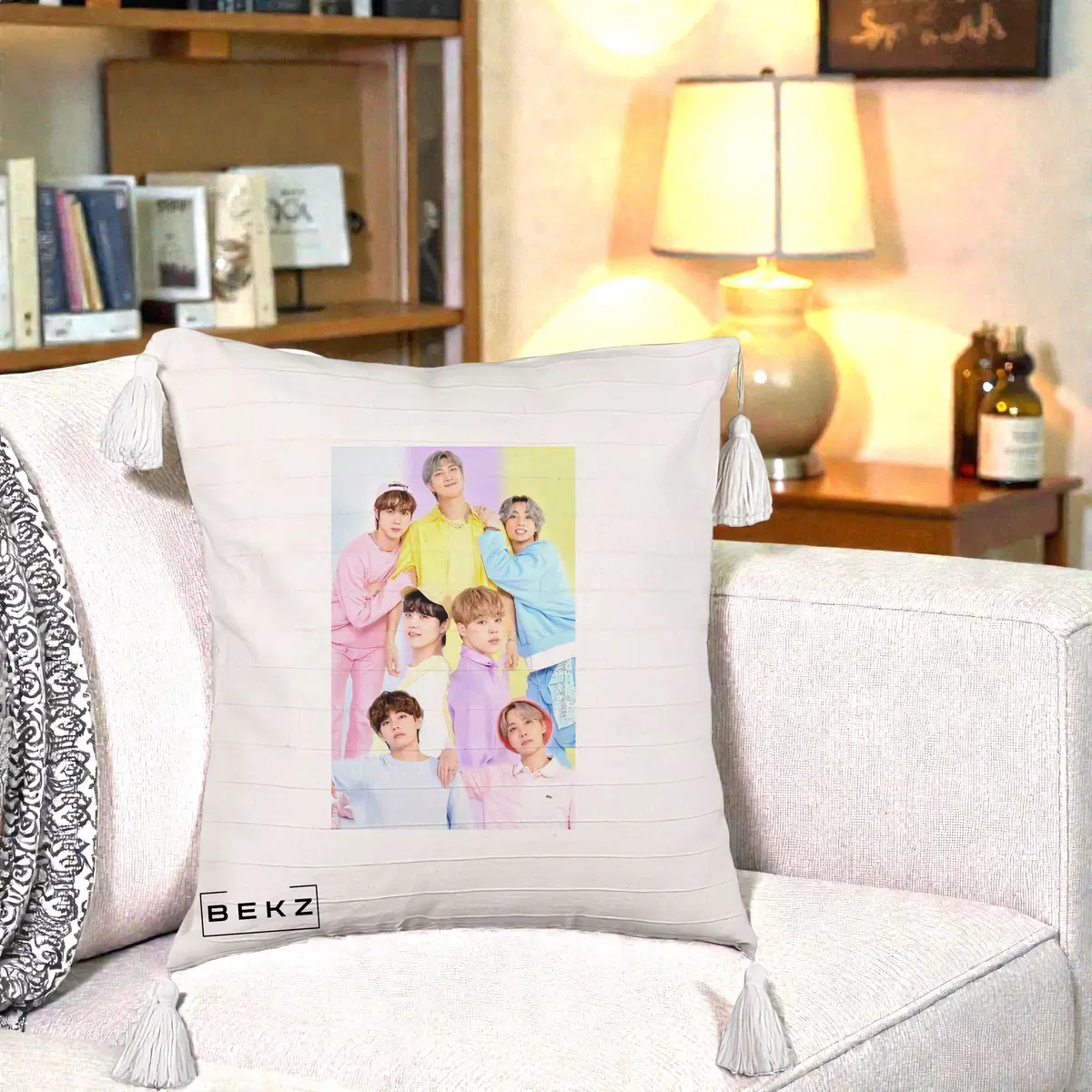 Perna Decorativa BTS Foto Grup Pastel Colorat cu 7 Membrii, 40x40 cm, Bej cu Franjuri, Husa Detasabila, Perna, BEKZ®