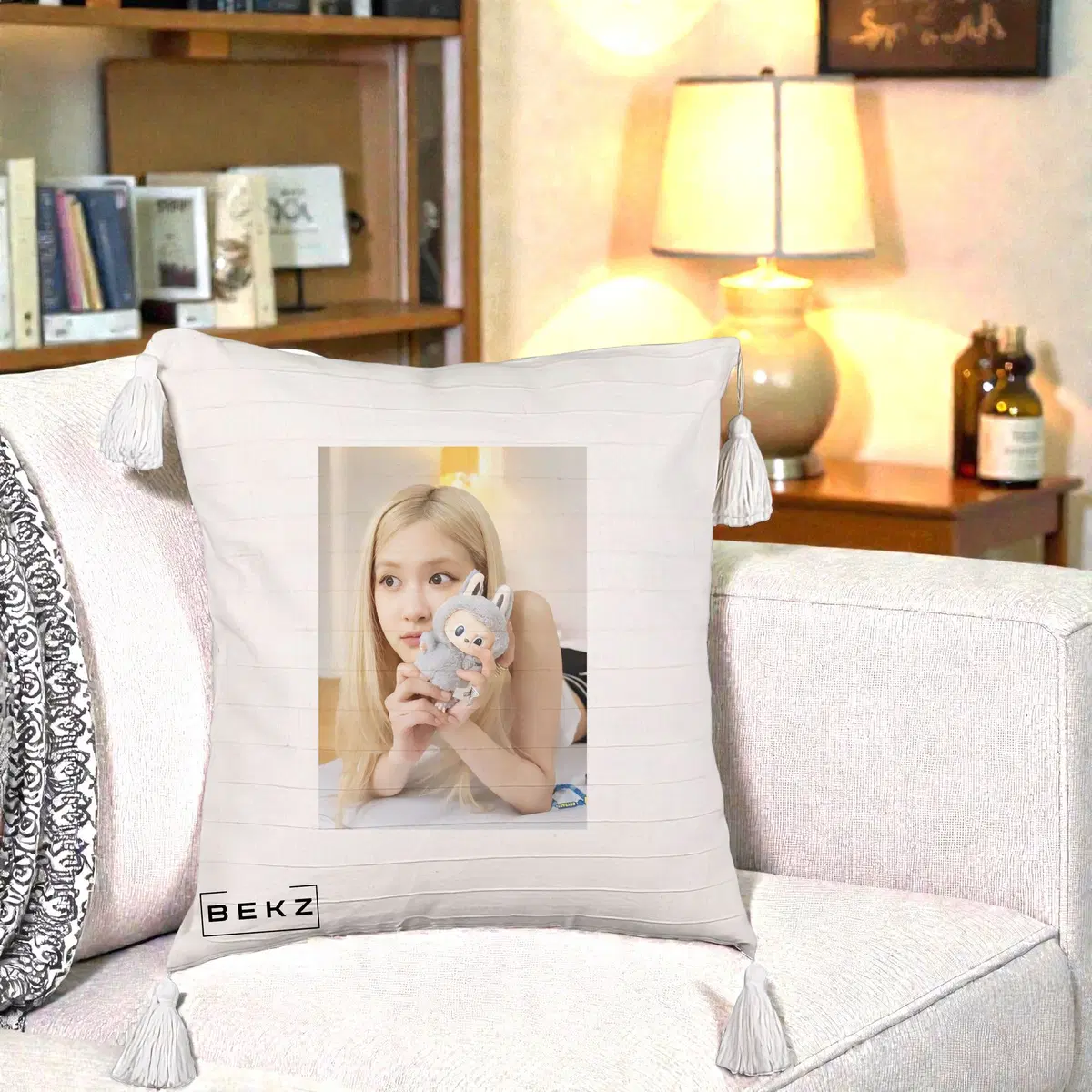 Perna Decorativa BLACKPINK Rose cu Papusa Iepure Blond Plat, 40x40 cm, Bej cu Franjuri, Husa Detasabila, Perna, BEKZ®