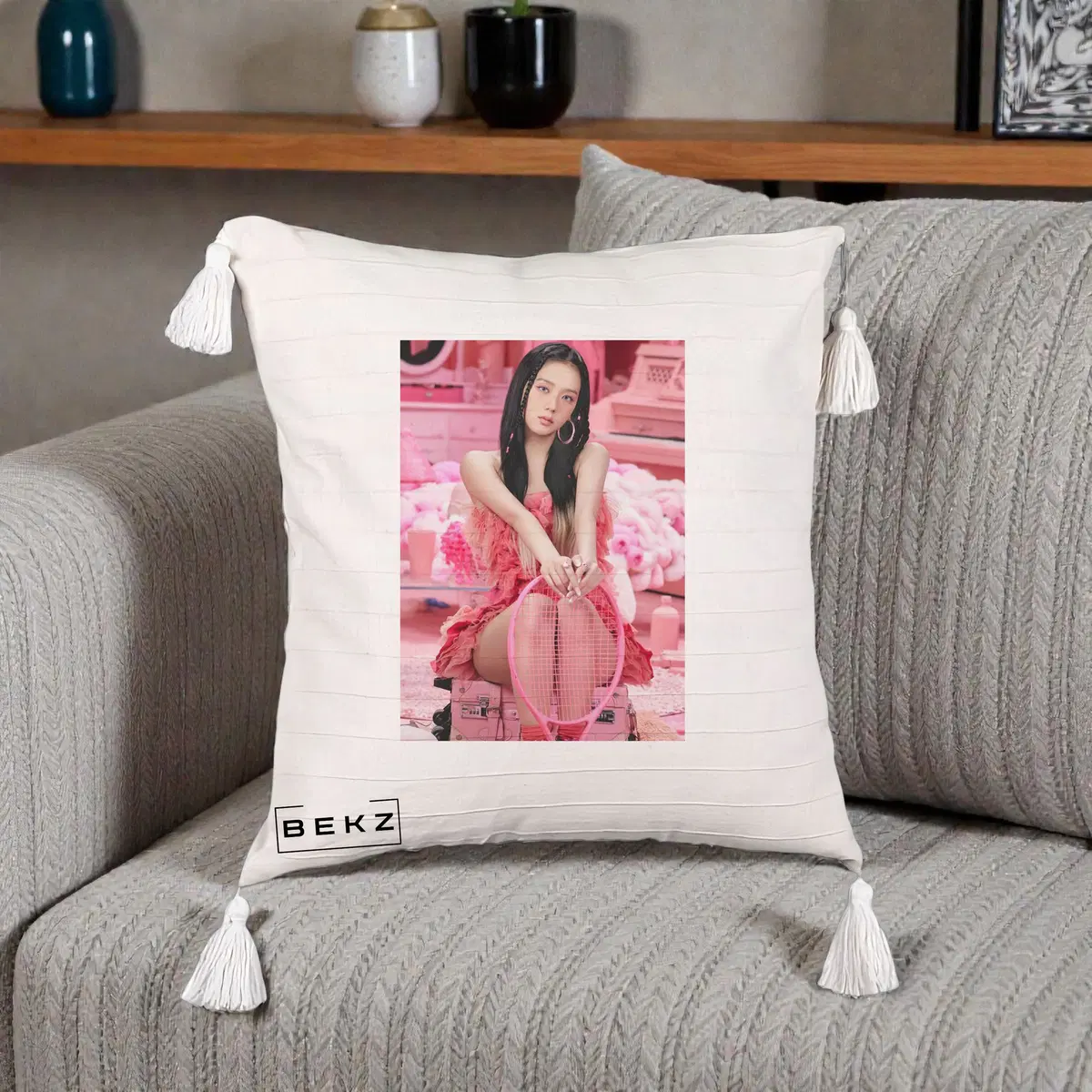 perna personalizata blackpink k-pop blackpink jisoo pink room bej cu franjuri asezata pe canapea - BEKZ 40x40 cm