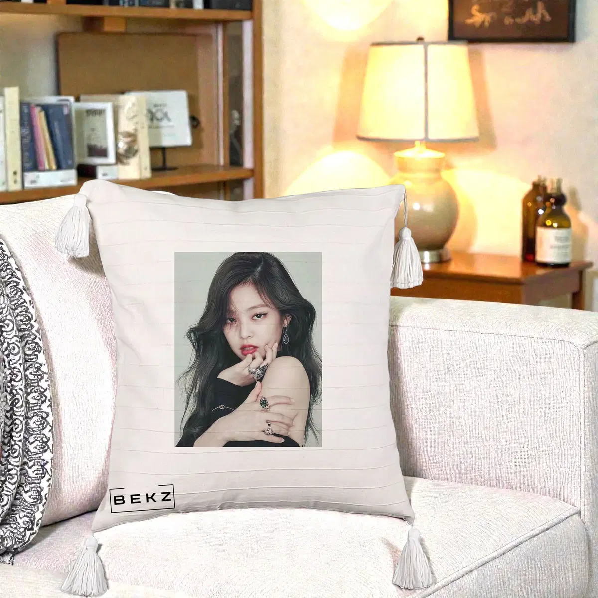 Perna Decorativa BLACKPINK Jennie Portrait Editorial Negru cu Inele, 40x40 cm, Bej cu Franjuri, Husa Detasabila, Perna, BEKZ®