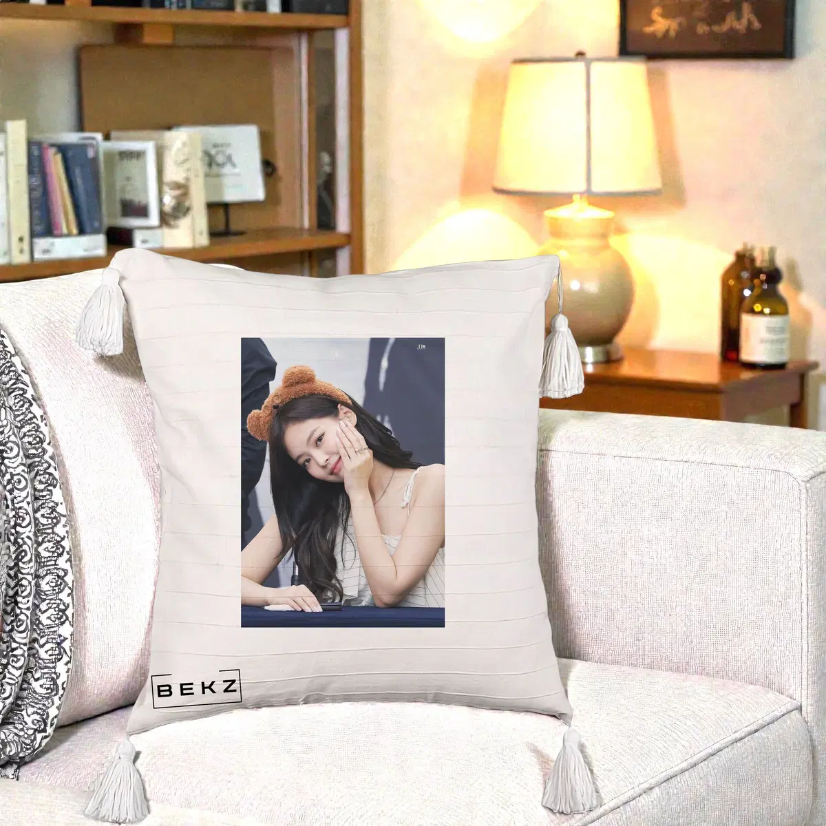 Perna Decorativa BLACKPINK Jennie Portrait Cute cu Diadema Ursulet, 40x40 cm, Bej cu Franjuri, Husa Detasabila, Perna, BEKZ®