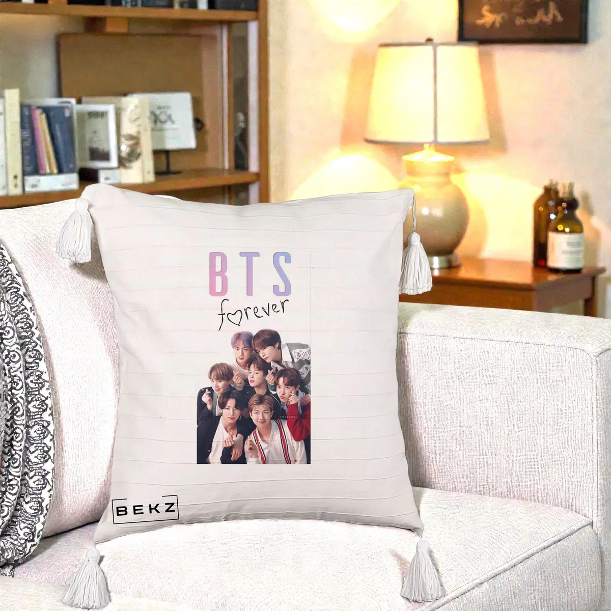 Perna Decorativa BTS Forever cu Logo si Foto Grup Casual Negru, 40x40 cm, Bej cu Franjuri, Husa Detasabila, Perna, BEKZ®