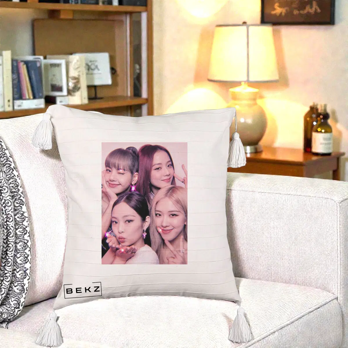 Perna Decorativa BLACKPINK Foto Grup Selfie Roz cu Glitter, 40x40 cm, Bej cu Franjuri, Husa Detasabila, Perna, BEKZ®