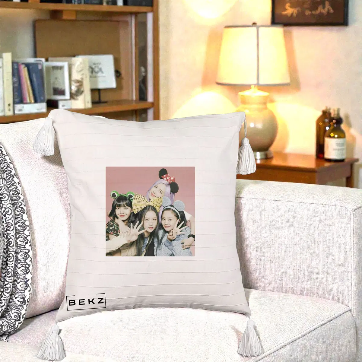 Perna Decorativa BLACKPINK Accesorii Haioase, 40x40 cm, Bej cu Franjuri, Husa Detasabila, Perna, BEKZ®