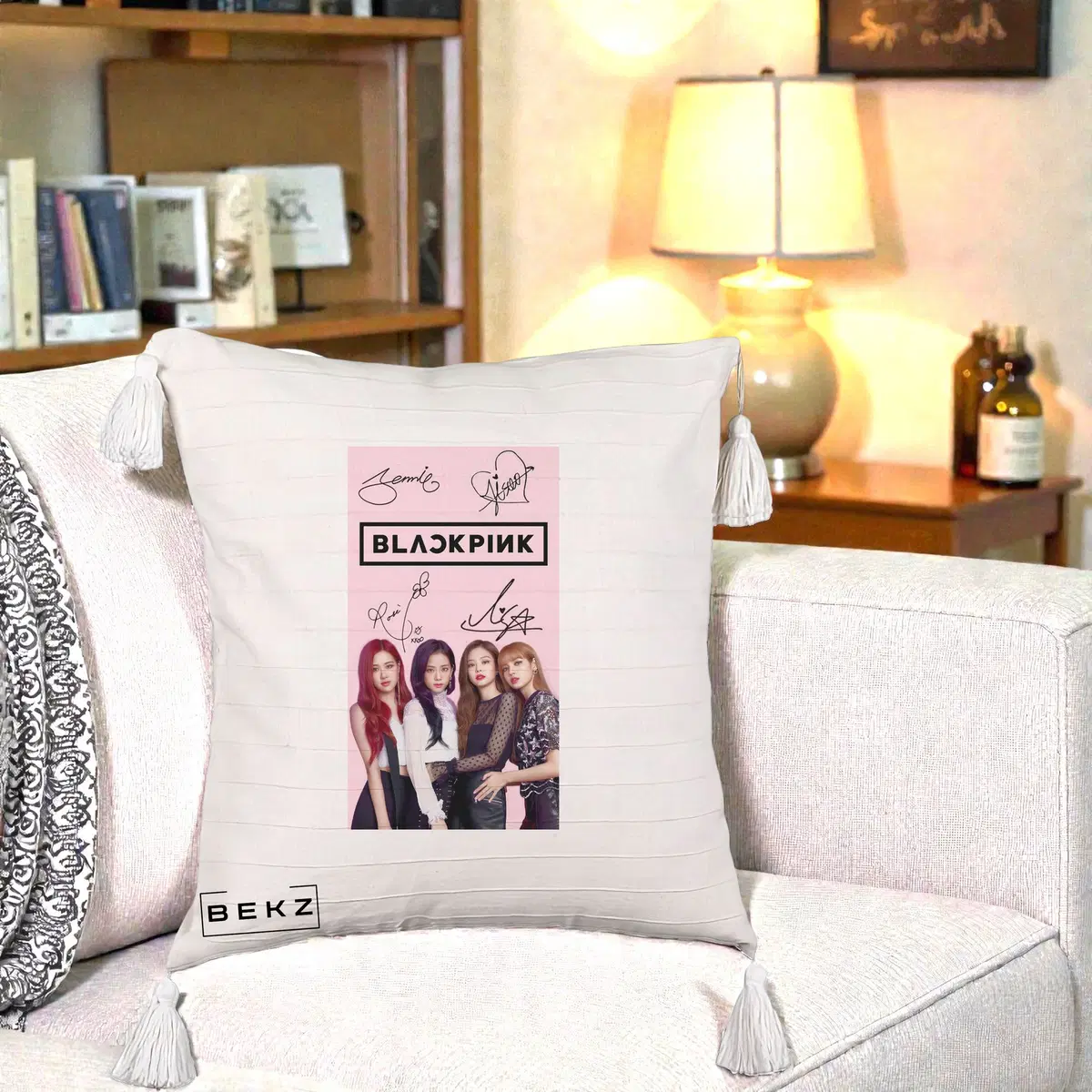 Perna Decorativa BLACKPINK Semnaturi si Foto, 40x40 cm, Bej cu Franjuri, Husa Detasabila, Perna, BEKZ®