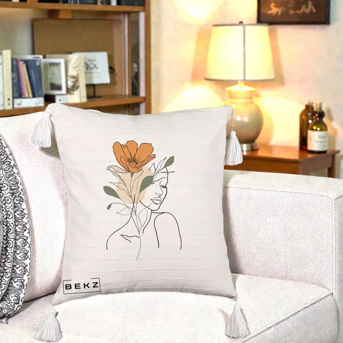 Perna Decorativa Portret Feminin Floare Portocalie, 40x40 cm, Bej cu Franjuri, Husa Detasabila, Perna, BEKZ®