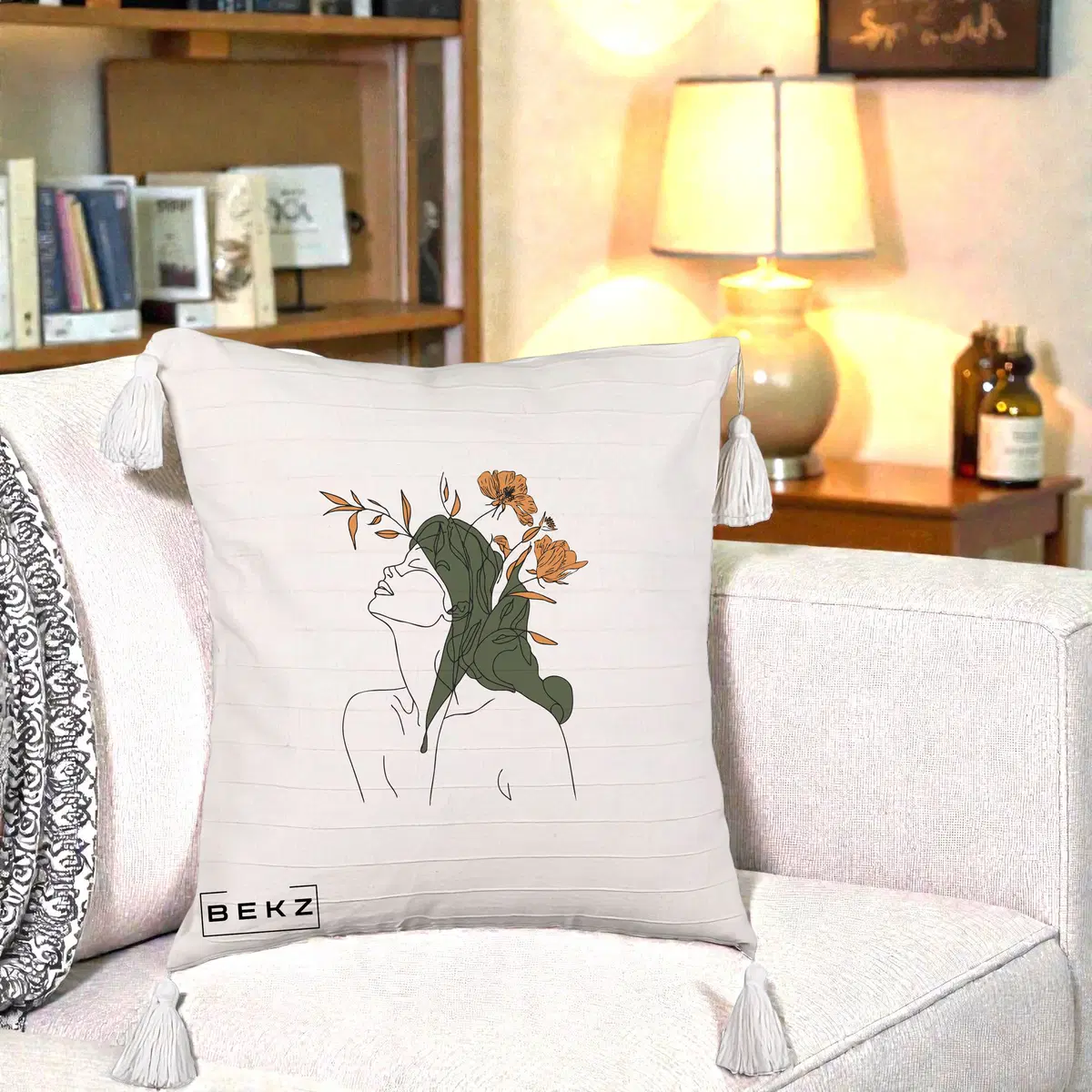 Perna Decorativa Portret Feminin Profil Flori Portocalii, 40x40 cm, Bej cu Franjuri, Husa Detasabila, Perna, BEKZ®