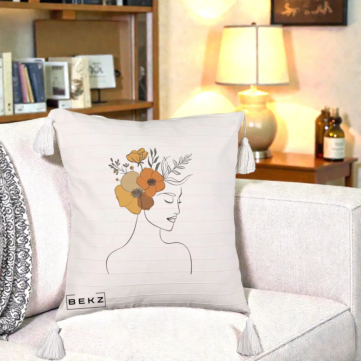 Perna Decorativa Portret Feminin Flori Galbene-Portocalii, 40x40 cm, Bej cu Franjuri, Husa Detasabila, Perna, BEKZ®