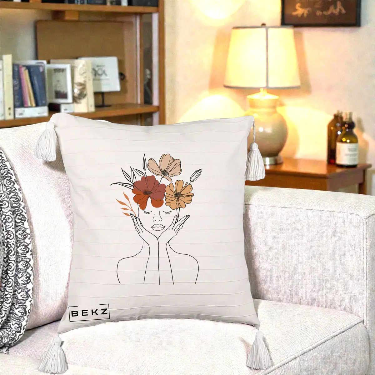 Perna Decorativa Portret Feminin Coroana Trei Flori, 40x40 cm, Bej cu Franjuri, Husa Detasabila, Perna, BEKZ®