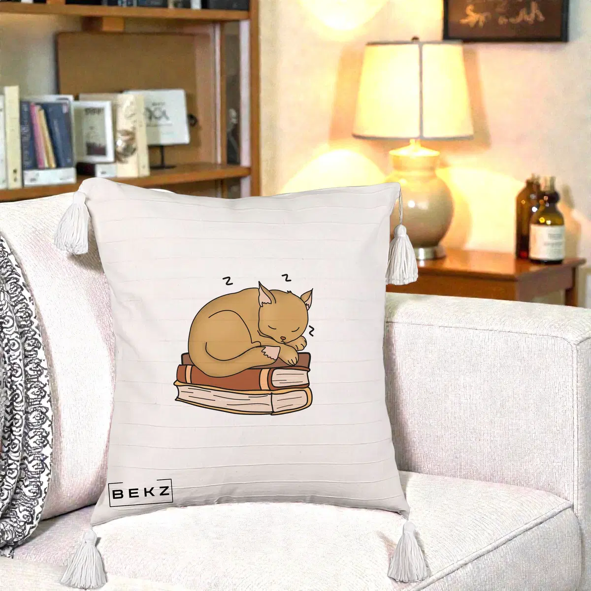 Perna Decorativa Pisica Adormita pe Carti, 40x40 cm, Bej cu Franjuri, Husa Detasabila, Perna, BEKZ®