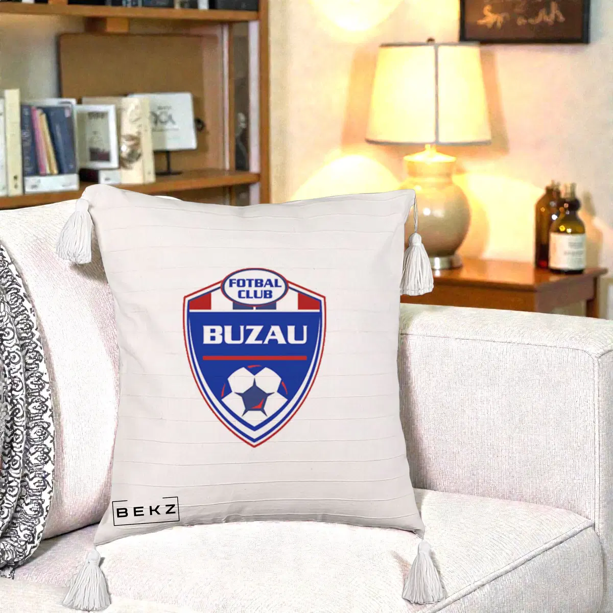 Perna Decorativa FC Buzau Fotbal, 40x40 cm, Bej cu Franjuri, Husa Detasabila, Perna, BEKZ®