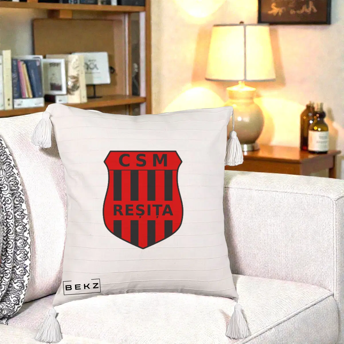 Perna Decorativa CSM Resita Fotbal, 40x40 cm, Bej cu Franjuri, Husa Detasabila, Perna, BEKZ®
