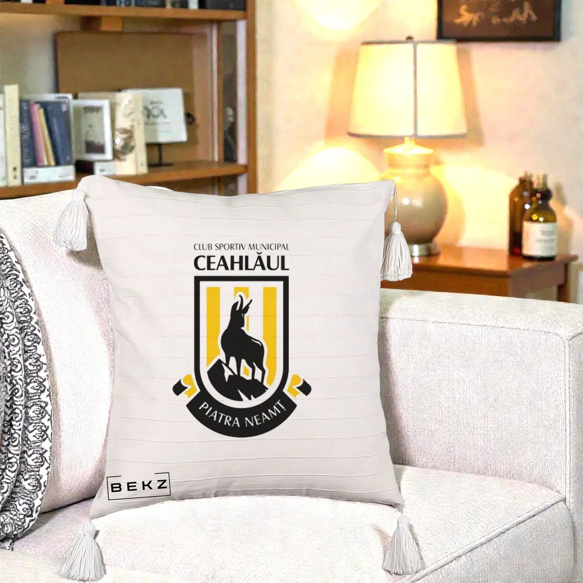 Perna Decorativa CSM Ceahlaul Piatra Neamt Fotbal, 40x40 cm, Bej cu Franjuri, Husa Detasabila, Perna, BEKZ®
