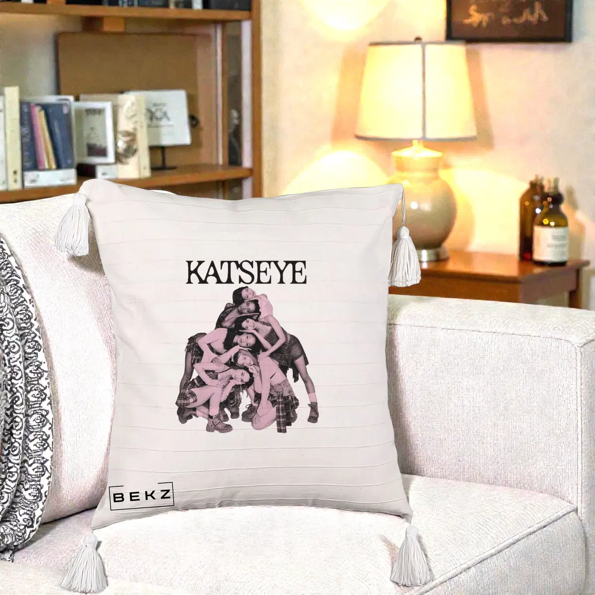 Perna Decorativa KATSEYE Foto Roz Vintage, 40x40 cm, Bej cu Franjuri, Husa Detasabila, Perna, BEKZ®