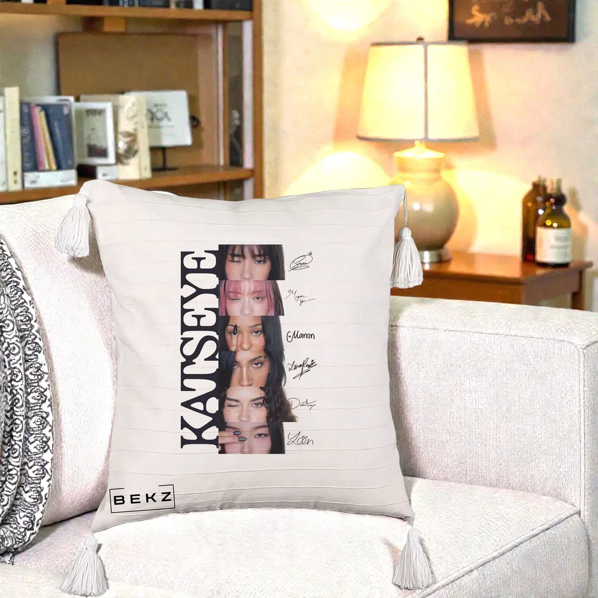 Perna Decorativa KATSEYE Semnaturi Membre Foto, 40x40 cm, Bej cu Franjuri, Husa Detasabila, Perna, BEKZ®