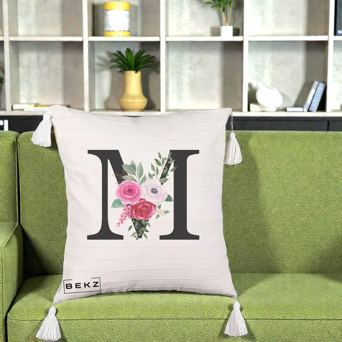 Perna Decorativa Monograma Florala Litera M cu Trandafiri si Anemona, 40x40 cm, Bej cu Franjuri, Husa Detasabila, Perna, BEKZ®