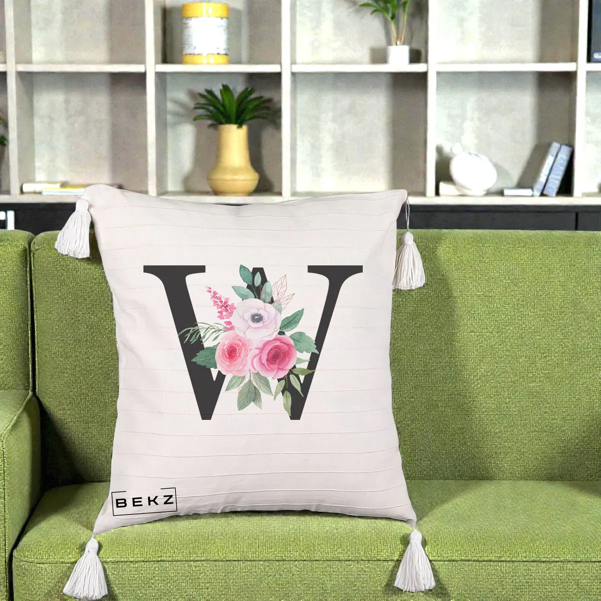 Perna Decorativa Monograma Florala Litera W cu Trandafiri si Anemona, 40x40 cm, Bej cu Franjuri, Husa Detasabila, Perna, BEKZ®
