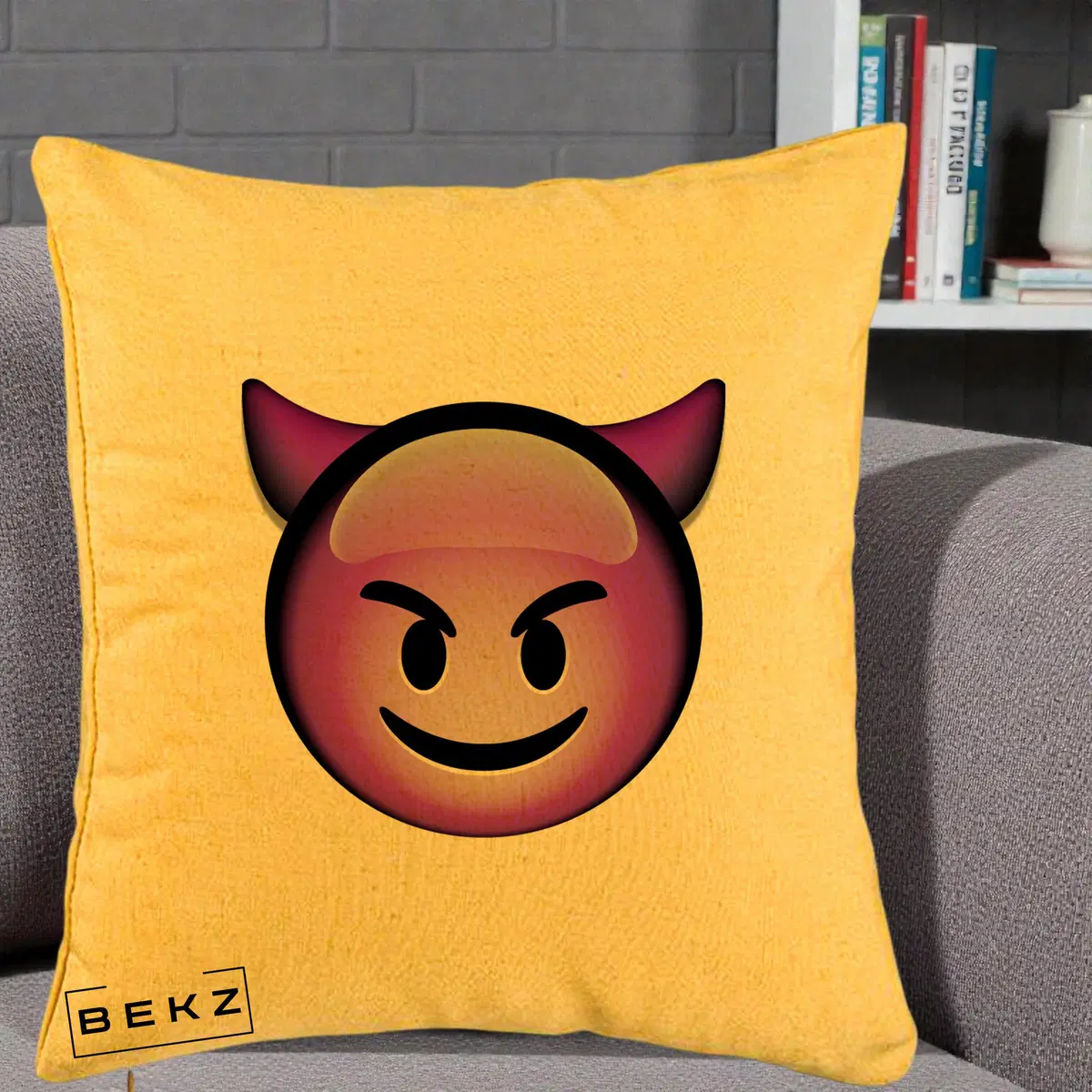 Perna Decorativa Emoji Diavol Mov, 40x40 cm, Galben, Husa Detasabila, Perna, BEKZ®