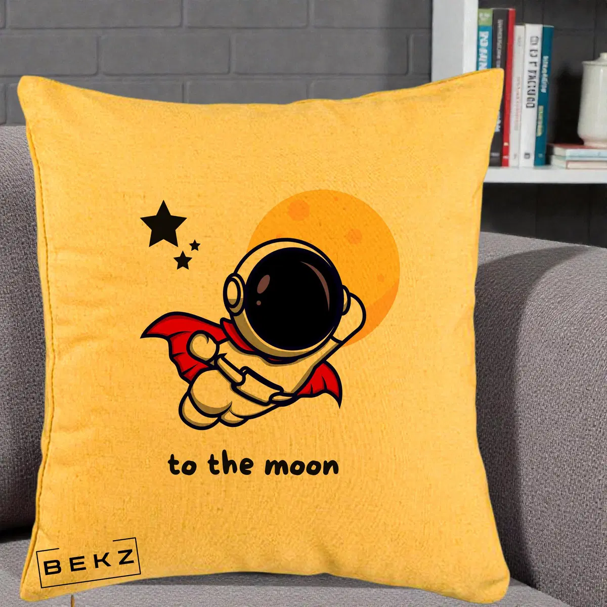 Perna Decorativa Astronaut To The Moon, 40x40 cm, Galben, Husa Detasabila, Perna, BEKZ®