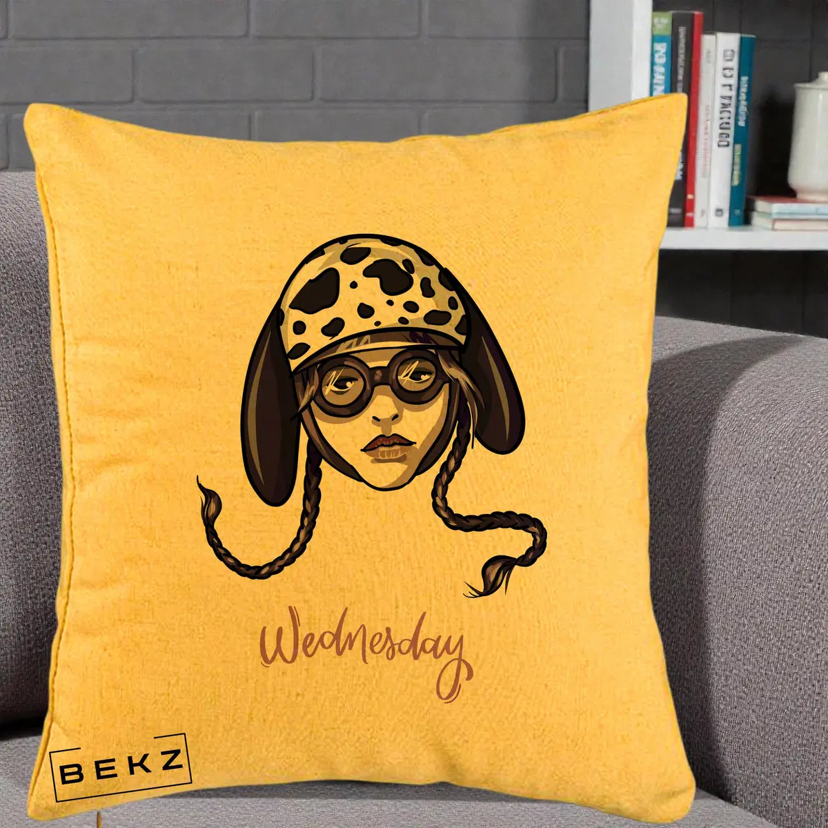 Perna Decorativa Wednesday Addams cu Caine Dalmatian, 40x40 cm, Galben, Husa Detasabila, Perna, BEKZ®