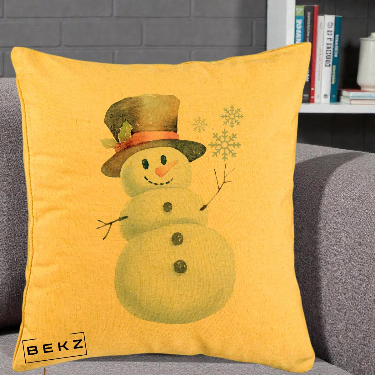 Perna Decorativa Om de Zapada cu Joben si Vasc, 40x40 cm, Galben, Husa Detasabila, Perna, BEKZ®