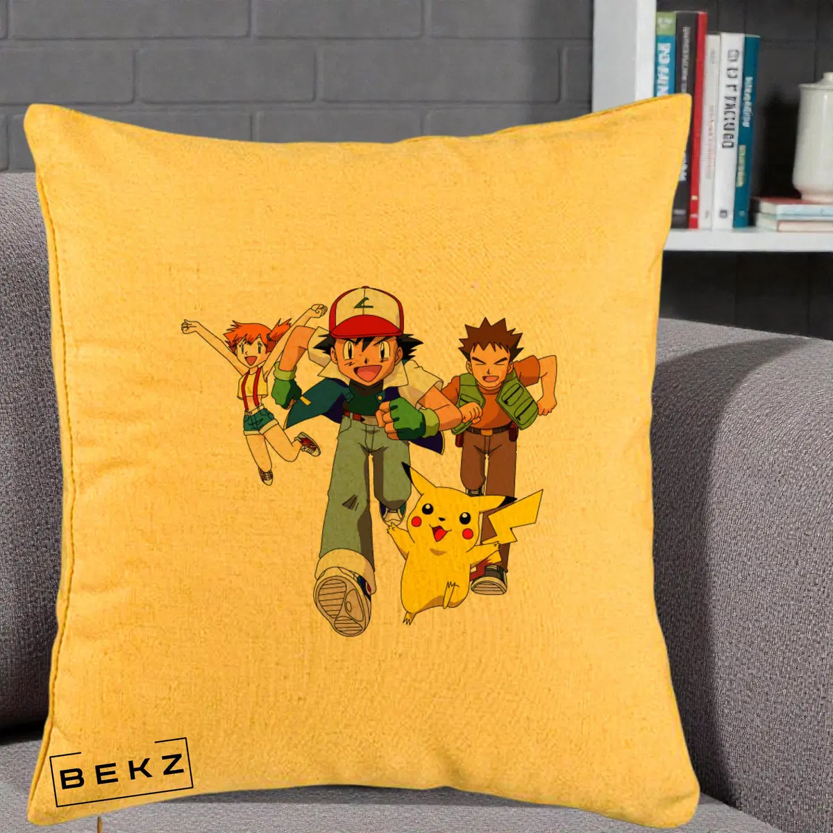 Perna Decorativa Pokemon Ash Misty Brock si Pikachu, 40x40 cm, Galben, Husa Detasabila, Perna, BEKZ®