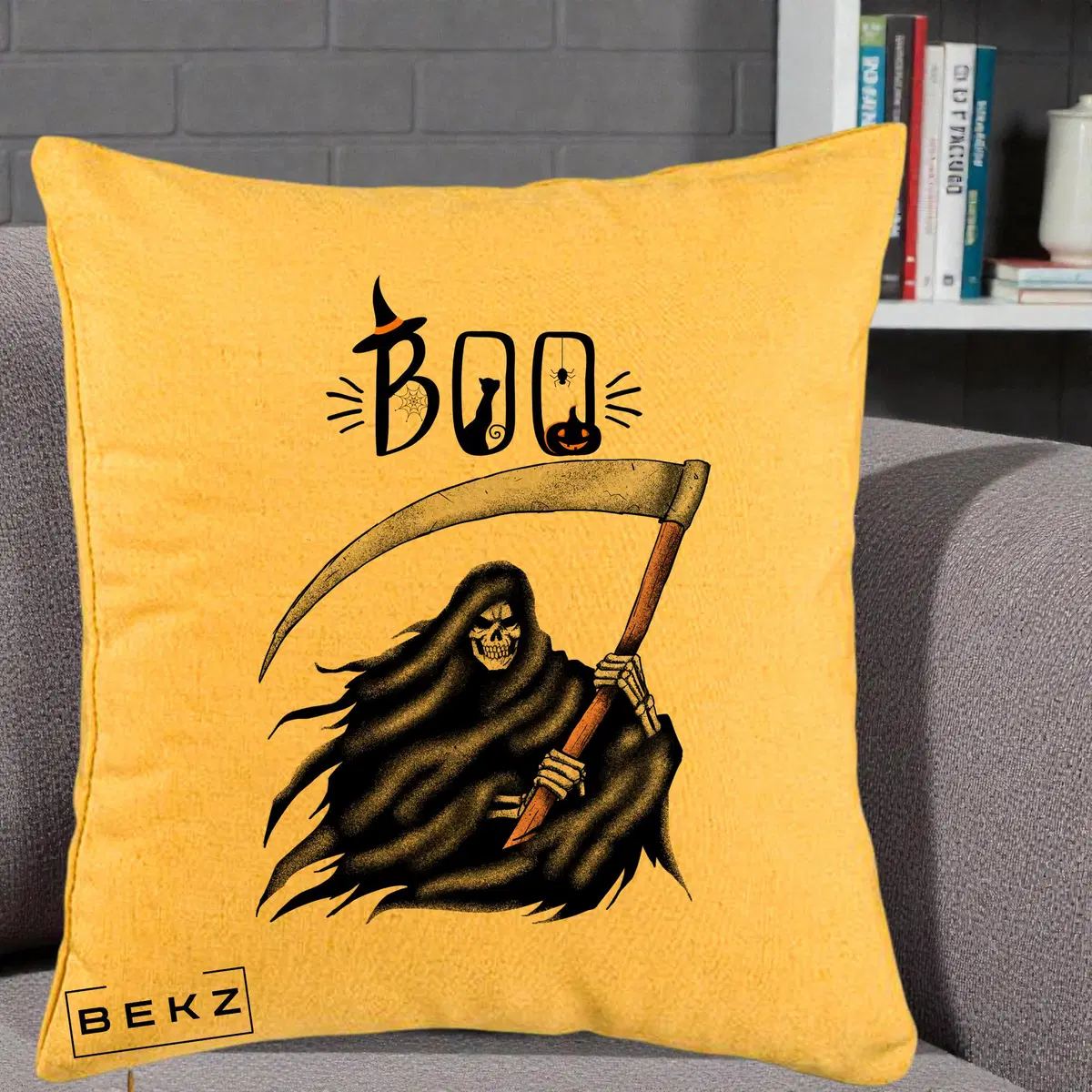 Perna Decorativa Halloween Boo Grim Reaper cu Coasa, 40x40 cm, Galben, Husa Detasabila, Perna, BEKZ®