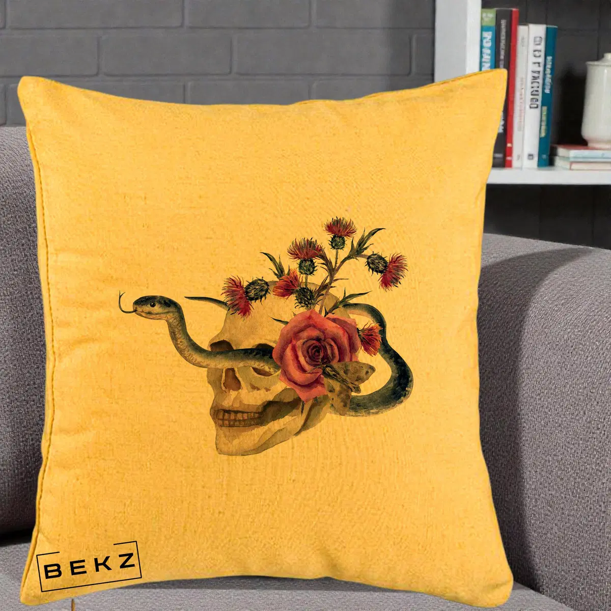 Perna Decorativa Craniu cu Sarpe si Trandafiri Gothic, 40x40 cm, Galben, Husa Detasabila, Perna, BEKZ®