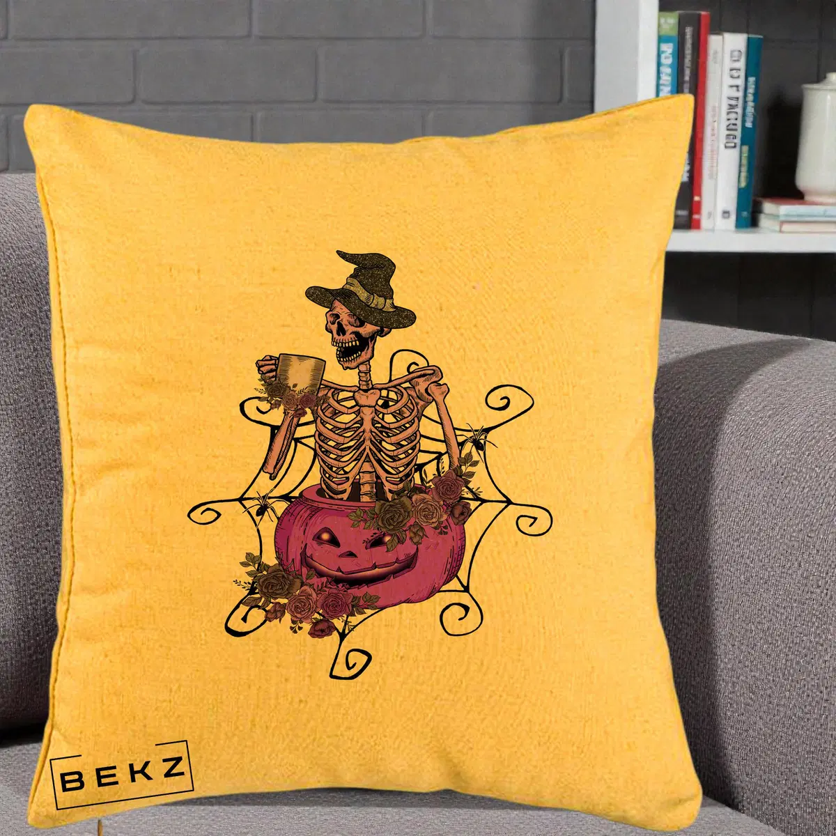 Perna Decorativa Schelet Vrajitor cu Dovleac Violet Halloween, 40x40 cm, Galben, Husa Detasabila, Perna, BEKZ®