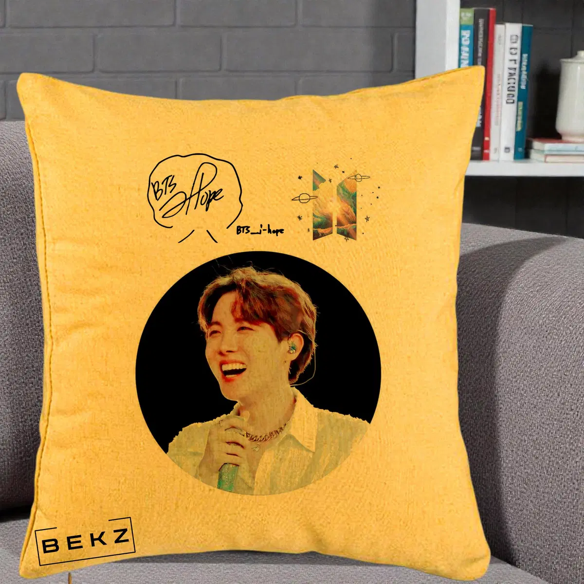 Perna Decorativa BTS J-Hope Portret cu Autograf si Logo, 40x40 cm, Galben, Husa Detasabila, Perna, BEKZ®