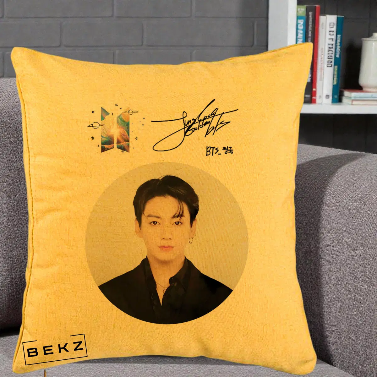 Perna Decorativa BTS Jungkook Portret cu Autograf si Logo, 40x40 cm, Galben, Husa Detasabila, Perna, BEKZ®