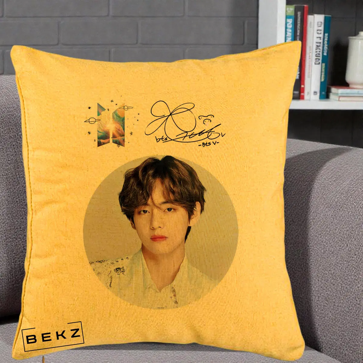 Perna Decorativa BTS V Taehyung Portret Cerc Autograf Logo, 40x40 cm, Galben, Husa Detasabila, Perna, BEKZ®