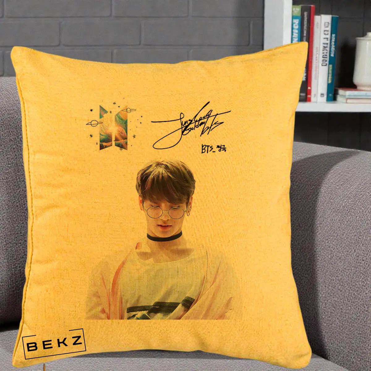 Perna Decorativa BTS Jungkook Portret cu Ochelari Autograf Logo, 40x40 cm, Galben, Husa Detasabila, Perna, BEKZ®