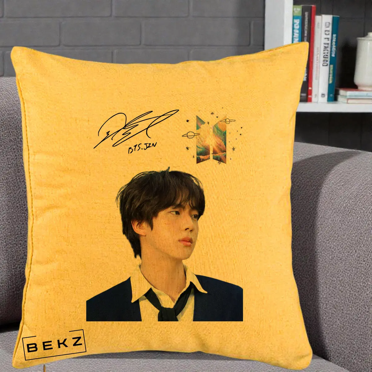 Perna Decorativa BTS Jin Portret Tinuta Albastra Autograf Logo, 40x40 cm, Galben, Husa Detasabila, Perna, BEKZ®