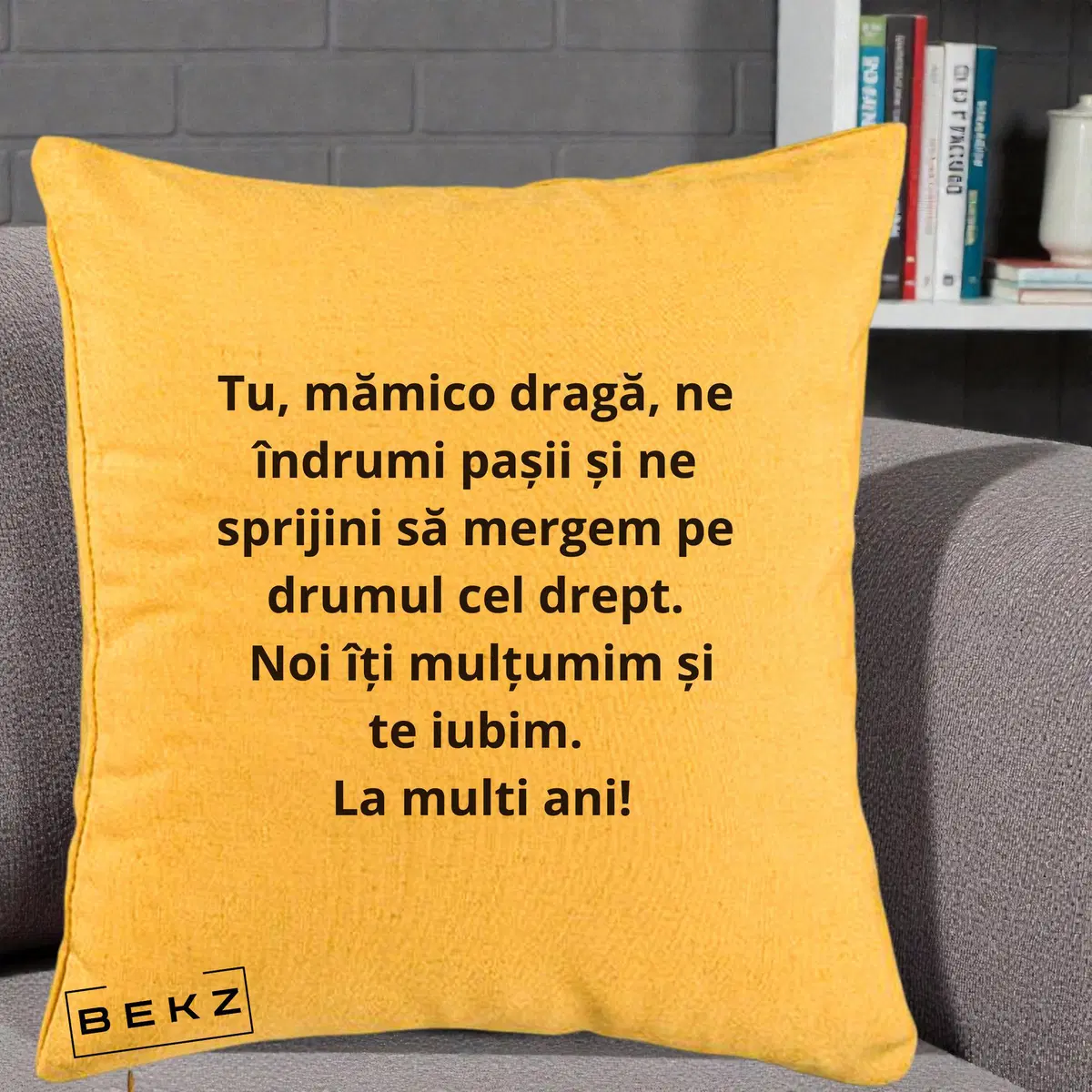 Perna Decorativa Mamico Draga Te Iubim La Multi Ani cu Text Negru, 40x40 cm, Galben, Husa Detasabila, Perna, BEKZ®