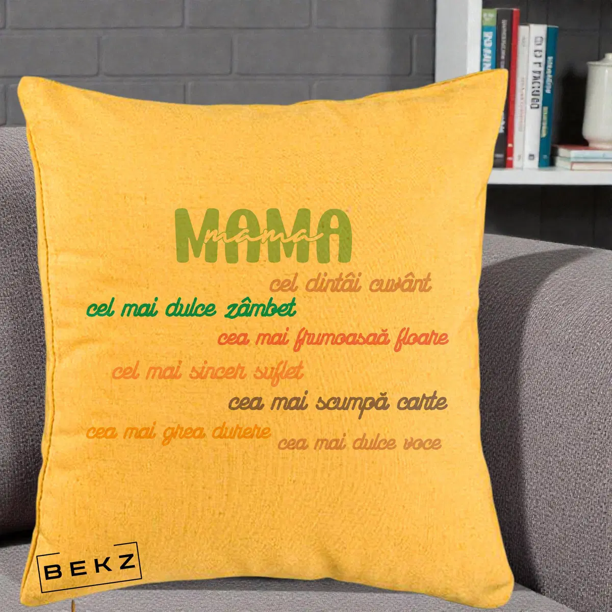 Perna Decorativa Mama Cel Dintai Cuvant cu Text Colorat Multicolor, 40x40 cm, Galben, Husa Detasabila, Perna, BEKZ®