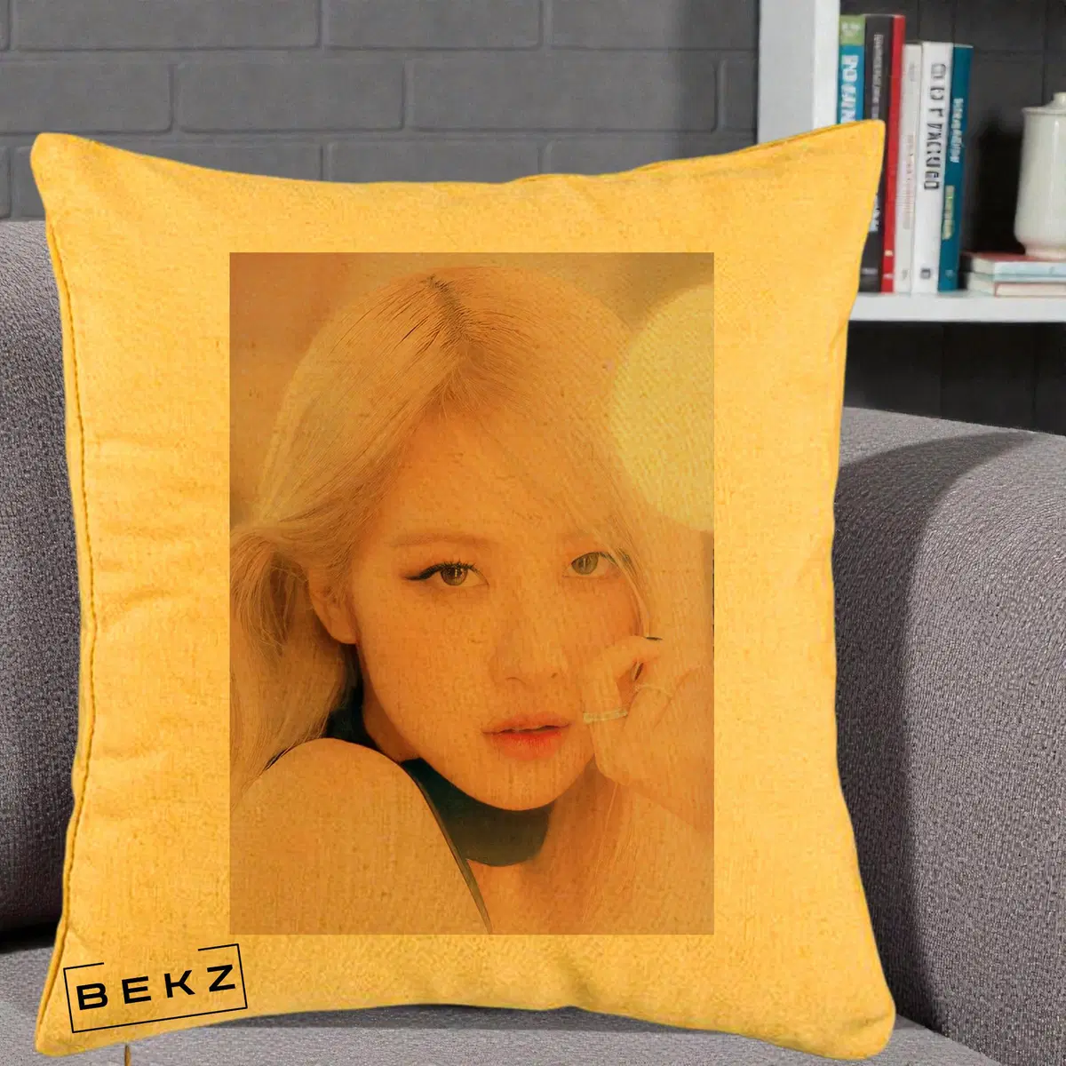 Perna Decorativa BLACKPINK Rose Portrait Blond cu Inel Roz Pastel, 40x40 cm, Galben, Husa Detasabila, Perna, BEKZ®