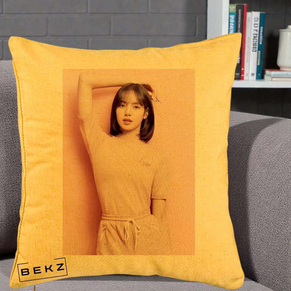 Perna Decorativa BLACKPINK Jisoo Portrait Rosu MV cu Fundal Rosu, 40x40 cm, Galben, Husa Detasabila, Perna, BEKZ®