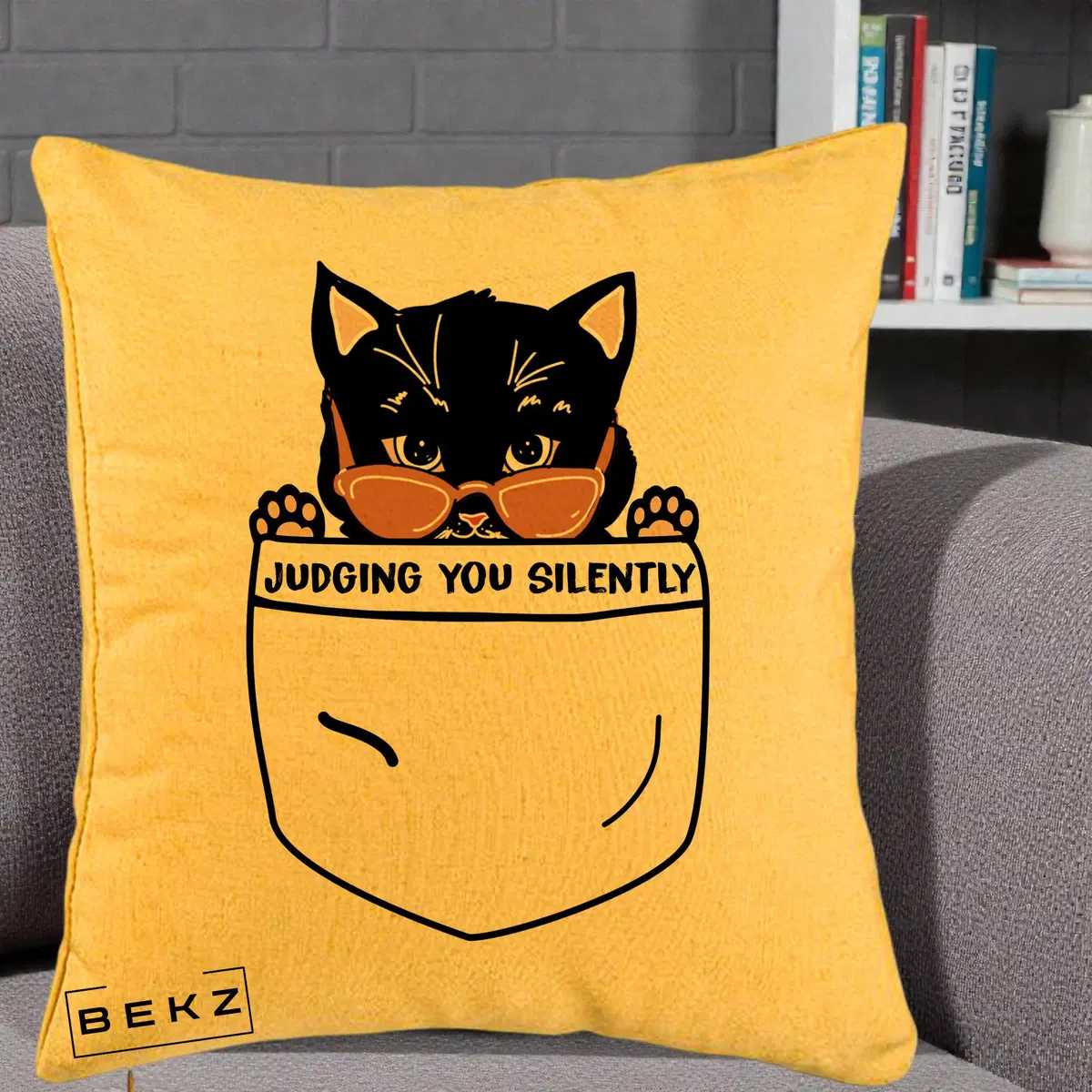 Perna Decorativa Judging You Silently Pisica Buzunar, 40x40 cm, Galben, Husa Detasabila, Perna, BEKZ®