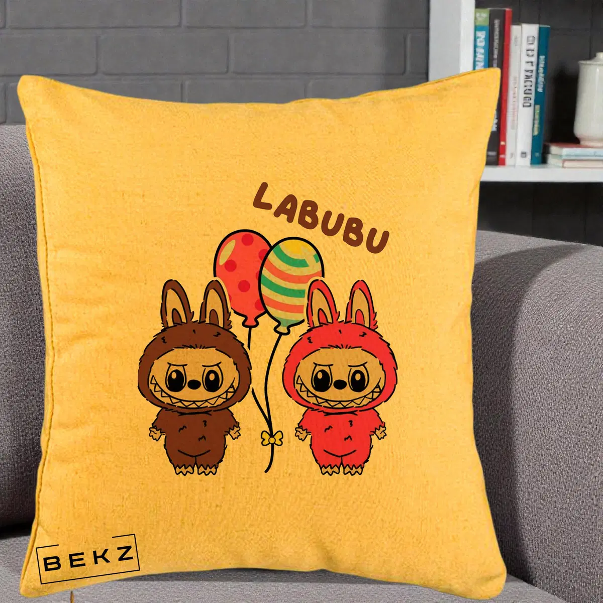 Perna Decorativa Labubu Cuplu cu Baloane, 40x40 cm, Galben, Husa Detasabila, Perna, BEKZ®