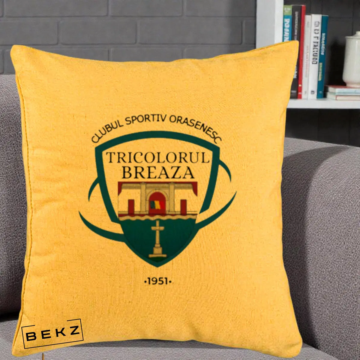 Perna Decorativa CSO Tricolorul Breaza 1951, 40x40 cm, Galben, Husa Detasabila, Perna, BEKZ®
