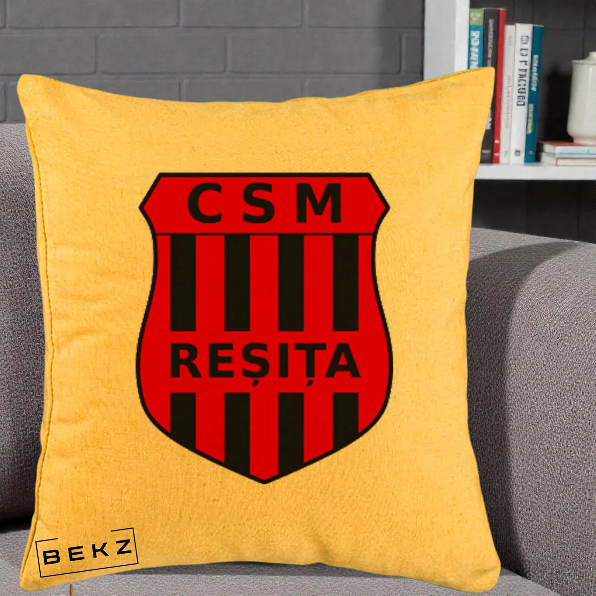 Perna Decorativa CSM Resita Fotbal, 40x40 cm, Galben, Husa Detasabila, Perna, BEKZ®