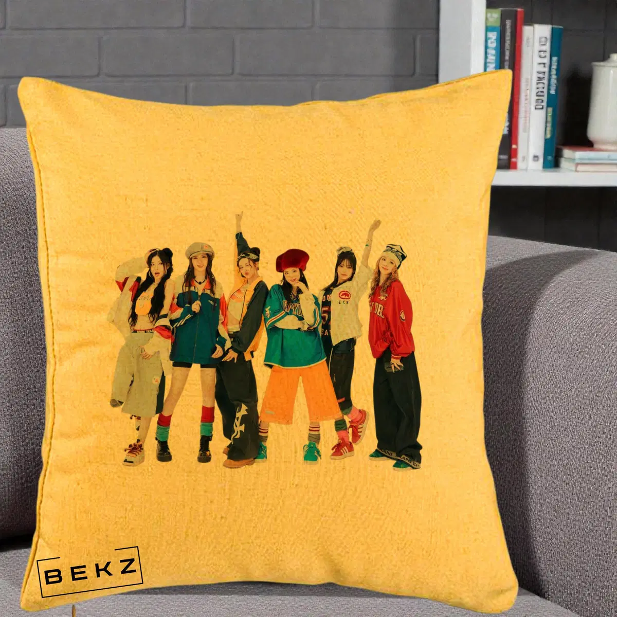 Perna Decorativa Grup K-pop Fete in Picioare Foto, 40x40 cm, Galben, Husa Detasabila, Perna, BEKZ®